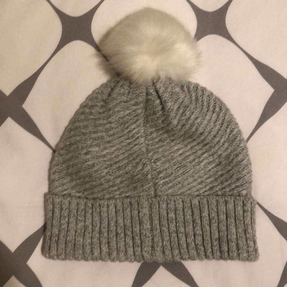 Beanie with pom Pom - Picture 2 of 6